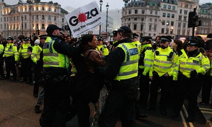 الشرطة تحاصر متضامنين مع فلسطين