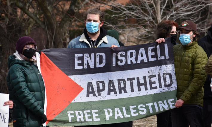 طلاب يرفعون العلم الفلسطيني ويدعون لإنهاء الاحتلال الإسرائيلي