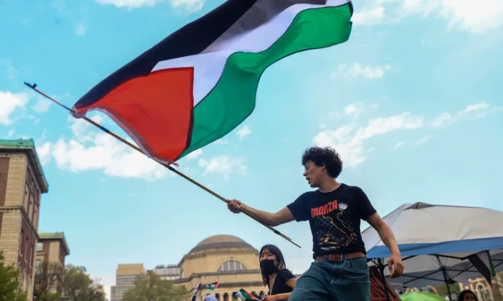 طالب يحمل علم فلسطين بجامعة كولومبيا