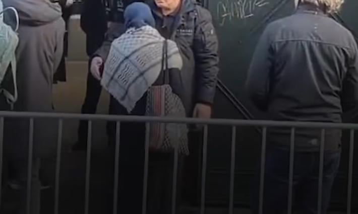 منع سيدة ترتدي الكوفية من الدخول إلى منطقة الدعاية الانتخابية في ألمانيا