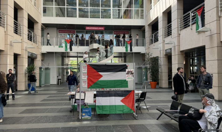 تعليق الأعلام الفلسطينية في حرم جامعي