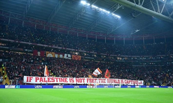 عبارة تضامنية رفعها جمهور نادي غلطة سراي التركي