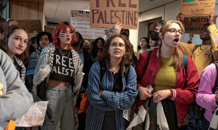 احتجاج أكاديمي داعم لفلسطين في جامعة ماساتشوستس