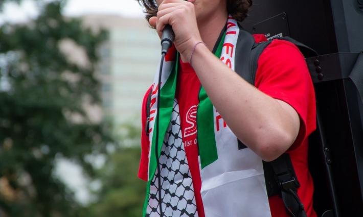 طالب يخطب باحتجاج مؤيد لفلسطين