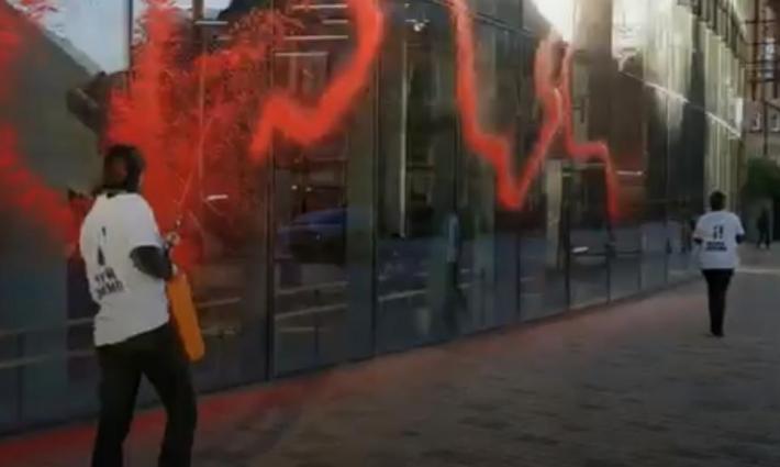 رش جامعة غلاسكو بالطلاء الأحمر