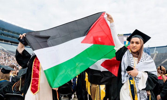 رفع العلم الفلسطيني في حفل تخرج