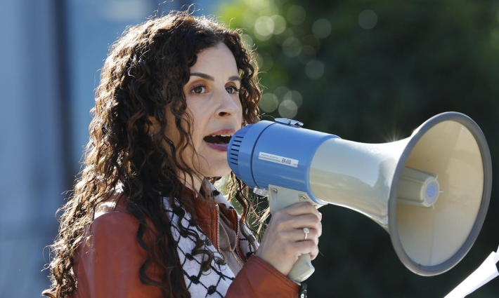 وزيرة التعليم الأسترالي تلقي كلمة