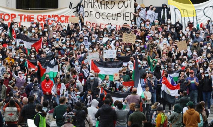 احتجاج حاشد لدعم فلسطين في جامعة هارفارد