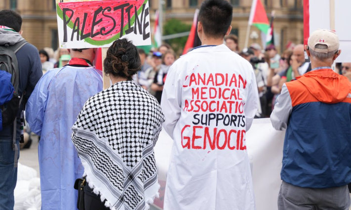 أطباء بوقفة داعمة لفلسطين