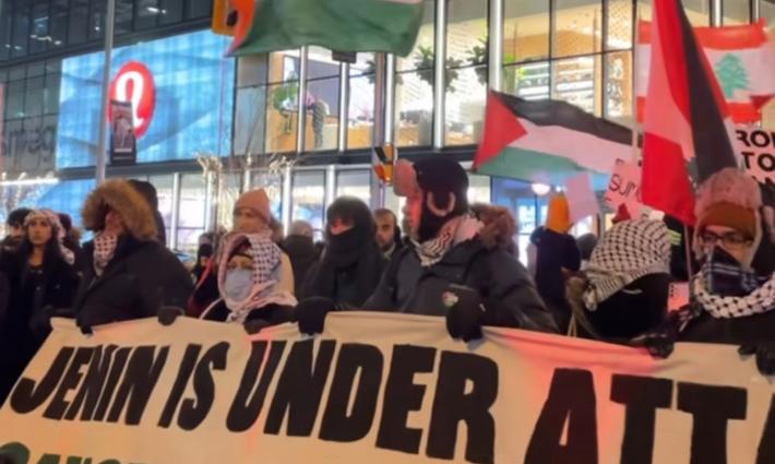 مظاهرة داعمة لفلسطين في كندا أمام قنصلية الاحتلال