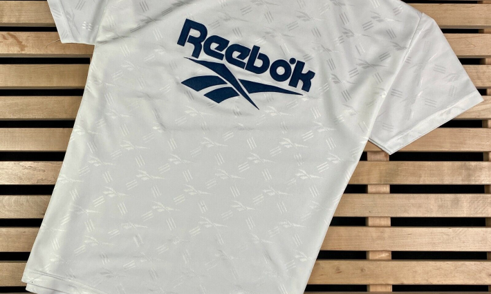 قميص يحمل شعار ريبوك