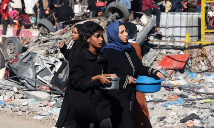 سيدتان تمشيان بين الدمار في غزة