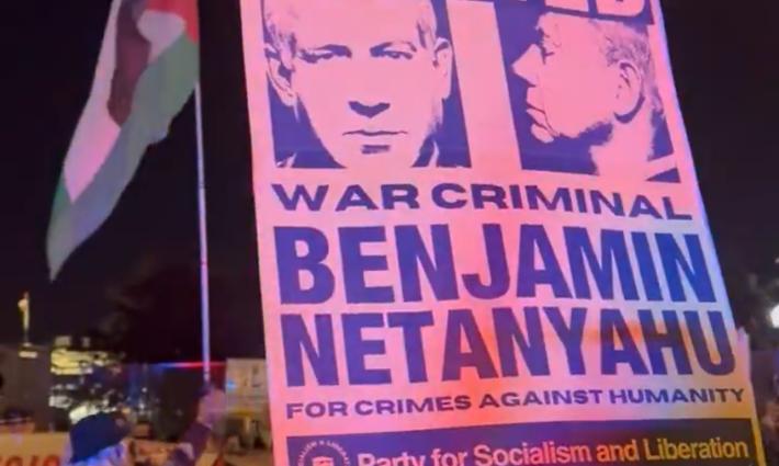لافتة ضد نتنياهو تم رفعها بمظاهرة تندد بزيارته للبيت الأبيض