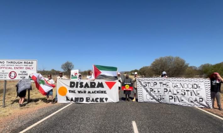 أستراليون يغلقون طريقًا مؤديًا لقاعدة عسكرية مشتركة مع أمريكا