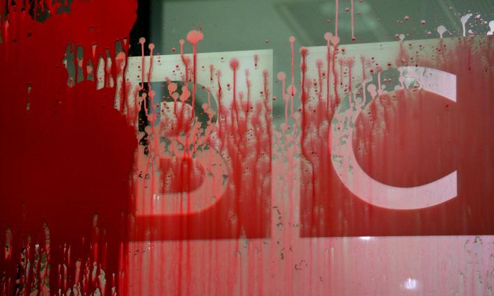 مبنى البي بي سي ملطخ بالطلاء الأحمر