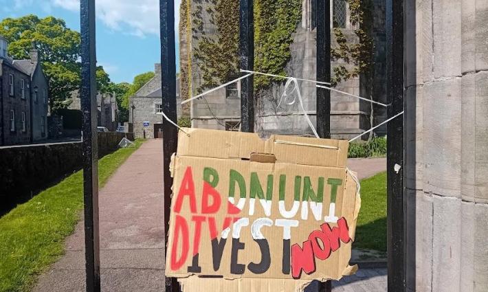 لافتة تدعو لسحب الاستثمارات من الاحتلال