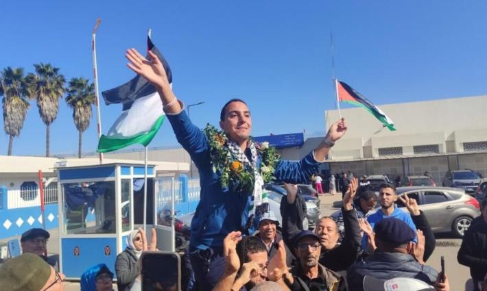 الاحتفال بالناشط إسماعيل الغزاوي بعد إطلاق سراحه