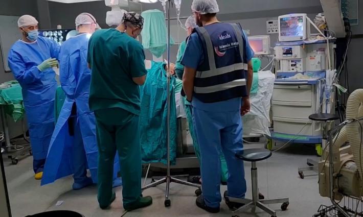 أطباء يجرون عملية