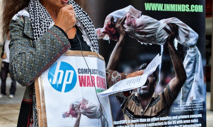 داعمة لفلسطين تخطب في احتجاج ضد شركة HP