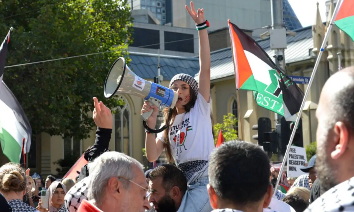 فتاة تهتف بمظاهرة داعمة لفلسطين