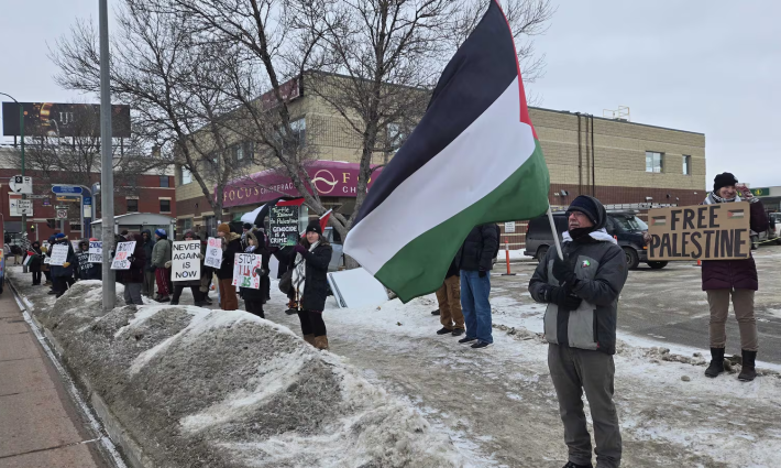 أنصار فلسطين يتظاهرون في وينيبيج ضد عدوان الاحتلال بالضفة