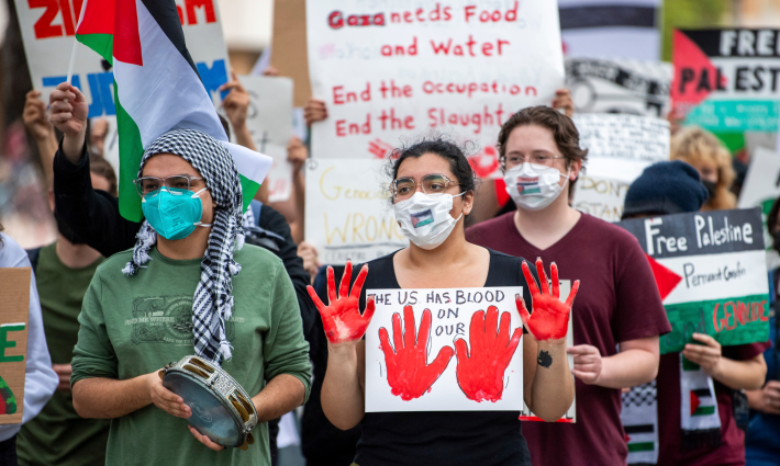 متضامنة ترتدي كمامة باحتجاج داعم لفلسطين