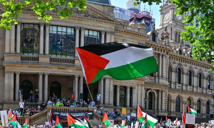 العلم الفلسطيني مرفوع في احتجاج داعم لفلسطين في أستراليا