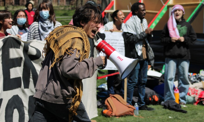 شخص يهتف باحتجاج داعم لفلسطين