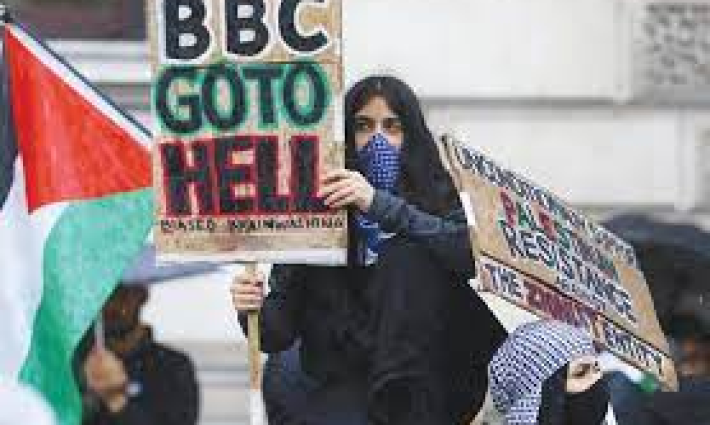 احتجاج لموظفي البي بي سي تنديدًا بتغطيتها الإعلامية المنحازة للإبادة
