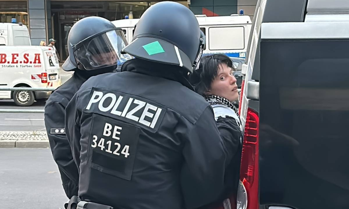 اعتقال فتاة خلال مظاهرة مؤيدة لفلسطين في ألمانيا