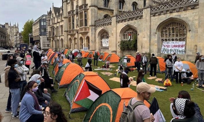 مخيم طلابي بجامعة كامبريدج تضامنًا مع فلسطين