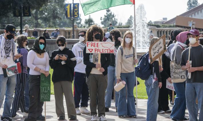 احتجاج بجامعة كاليفورنيا على تعليق مجموعات مؤيدة لفلسطين