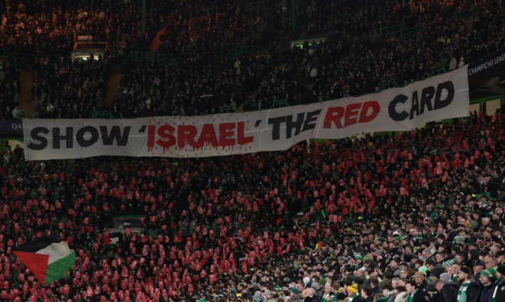 جماهير يرفعون لافتة تضامن مع غزة ومناهضة للاحتلال في دوري أوروبا