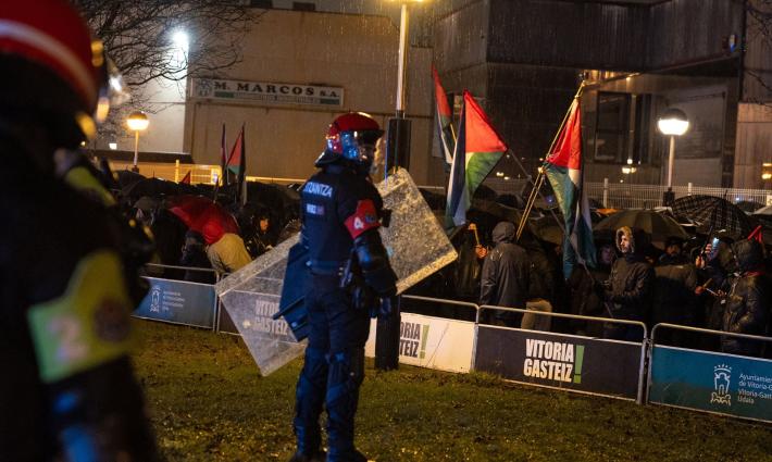 محتج ضد استضافة فريق مكابي تل أبيب في إسبانيا