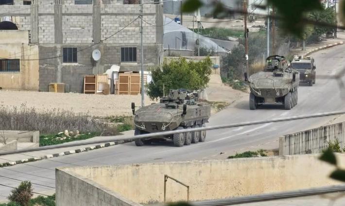 دبابات العدو تسير في شارع فارغ