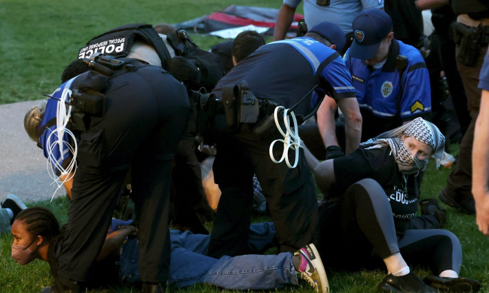 الشرطة تعتقل طلاب مؤيدين لفلسطين