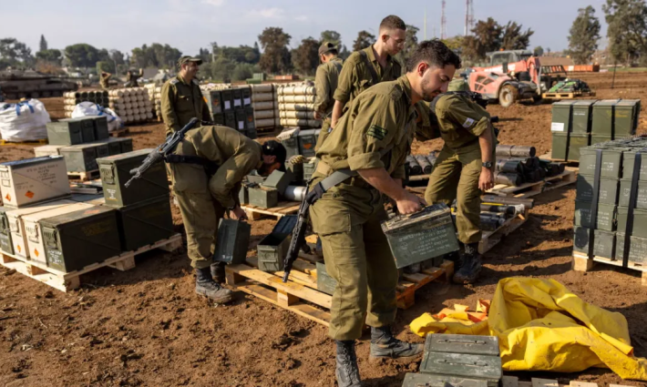 جنود الاحتلال يفرغون أسلحة