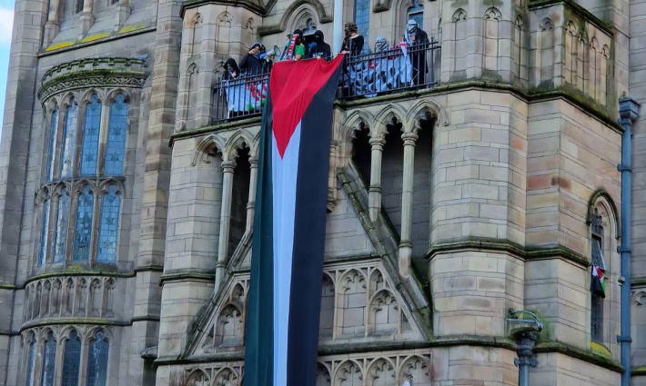 تعليق العلم الفلسطيني على إحدى شرفات جامعة مانشستر