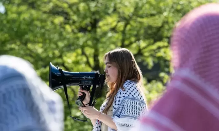 طالبة تخطب في احتجاج داعم لفلسطين