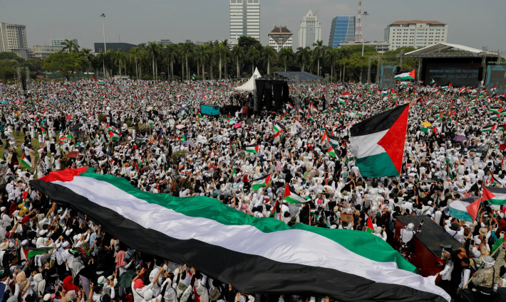 مظاهرة حاشدة لدعم فلسطين في إندونيسيا