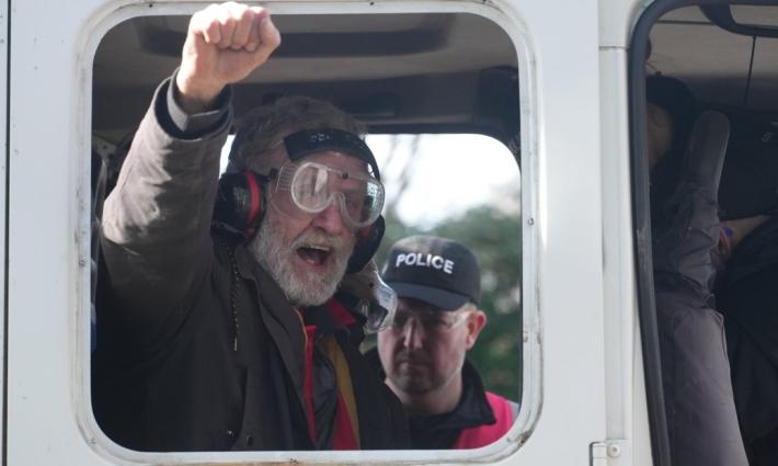 ناشط من حركة فلسطين في شاحنة تسد مداخل مصنع إلبيت للأسلحة