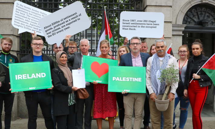 احتجاج أيرلندي داعم لفلسطين لحزب شين فين