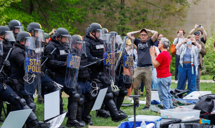 الشرطة تحاصر متضامنين داعمين لفلسطين