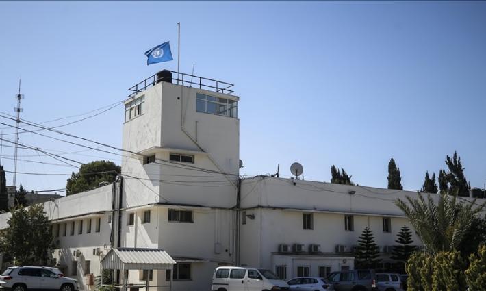 علم الأونروا على منشأة