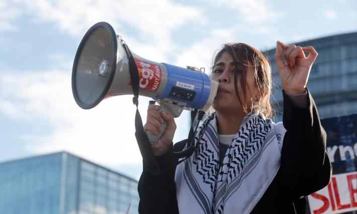 صبية تهتف باحتجاج داعم لفلسطين