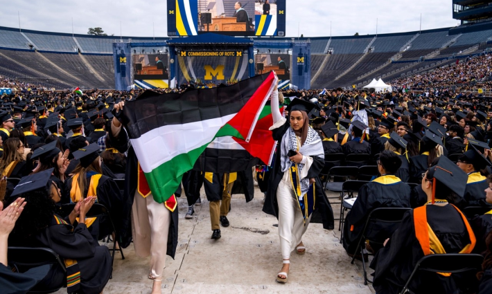 طلاب يرفعون علم فلسطين أثناء تخرجهم