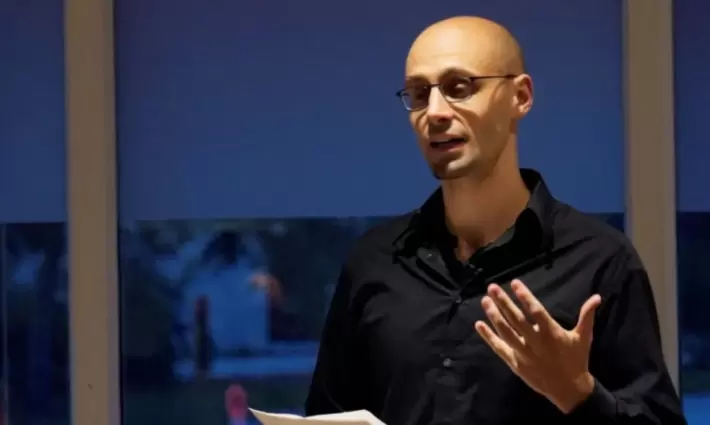 الناشط والمؤلف إيف إنجلر