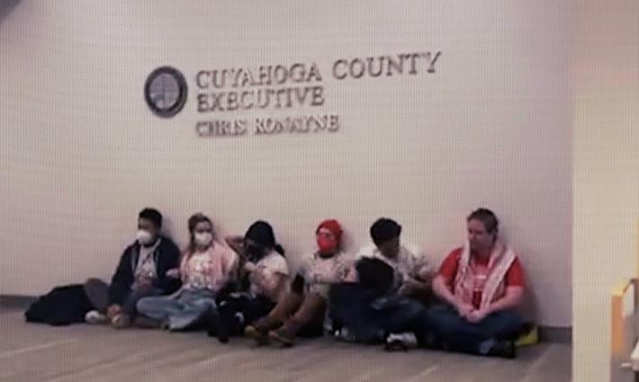 اعتصام بمكتب مقاطعة _كوياهوجا_ لمطالبتها بوقف الاستثمارات