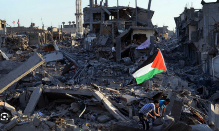 العلم الفلسطيني فوق الدمار_