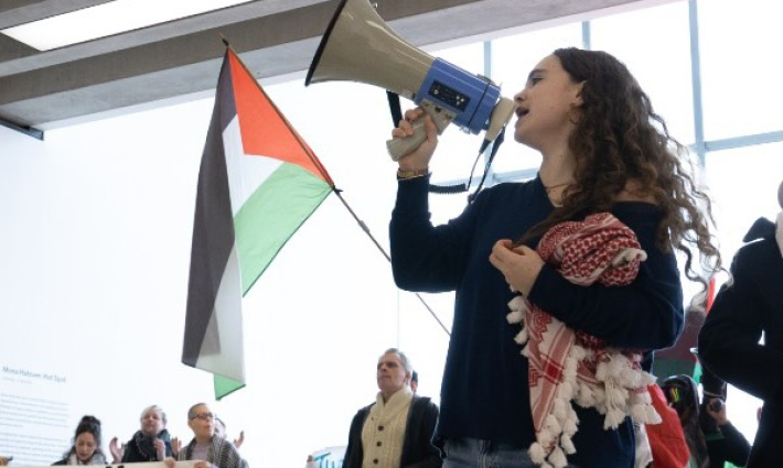 متضامنة تهتف لتعطيل معرض تيرنر